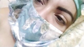 real arab muslim mam masturbates her pussy to extreme orgasm on porn hijab cam and shows hooves
